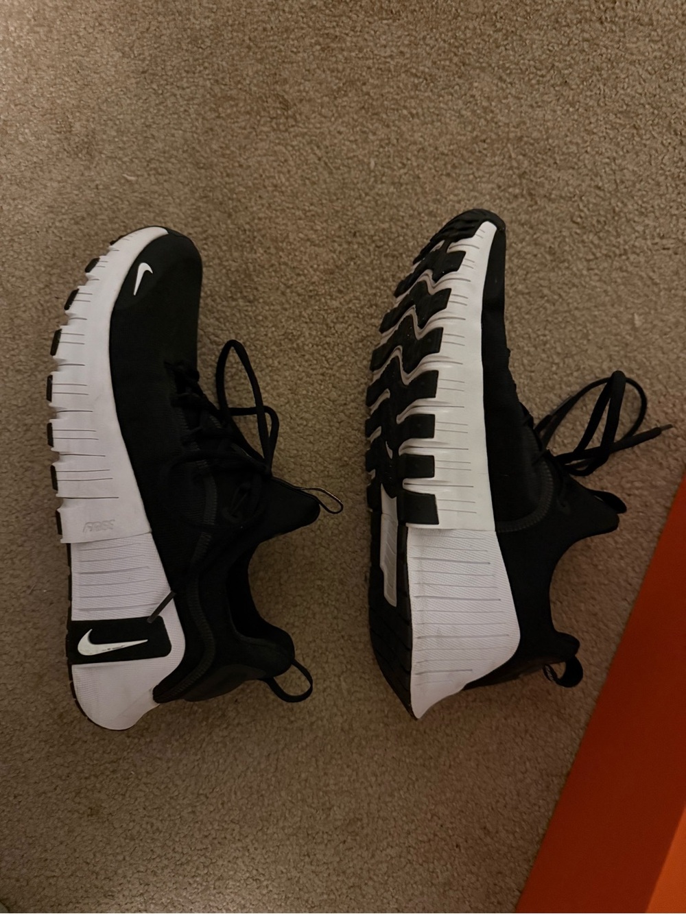 Nike Free Metcon 6 Training Shoes – Women’s Size 10 – Black/White – EUC